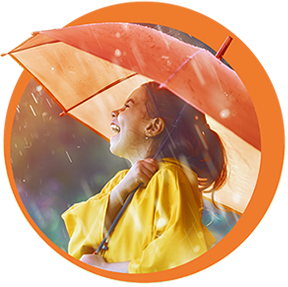 Mädchen im Regen mit einem Regenschirm