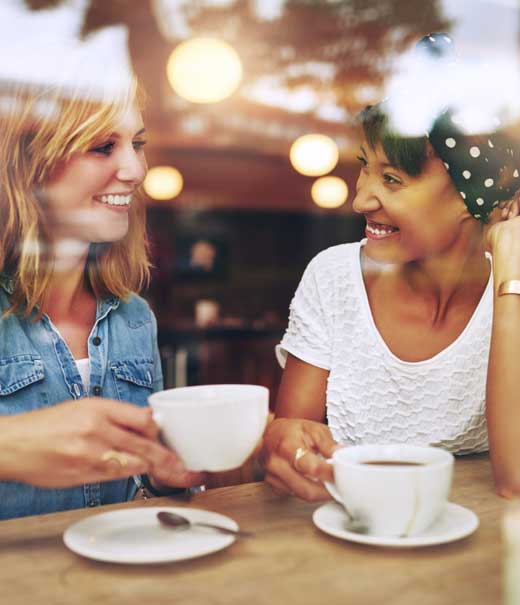 Zwei Freunde unterhalten sich in einem Café