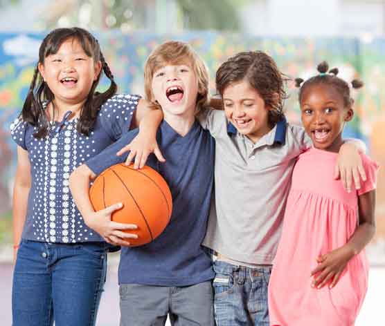 Gruppe von Kindern mit einem Basketball