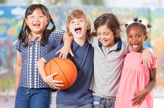 Gruppe von Kindern mit einem Basketball